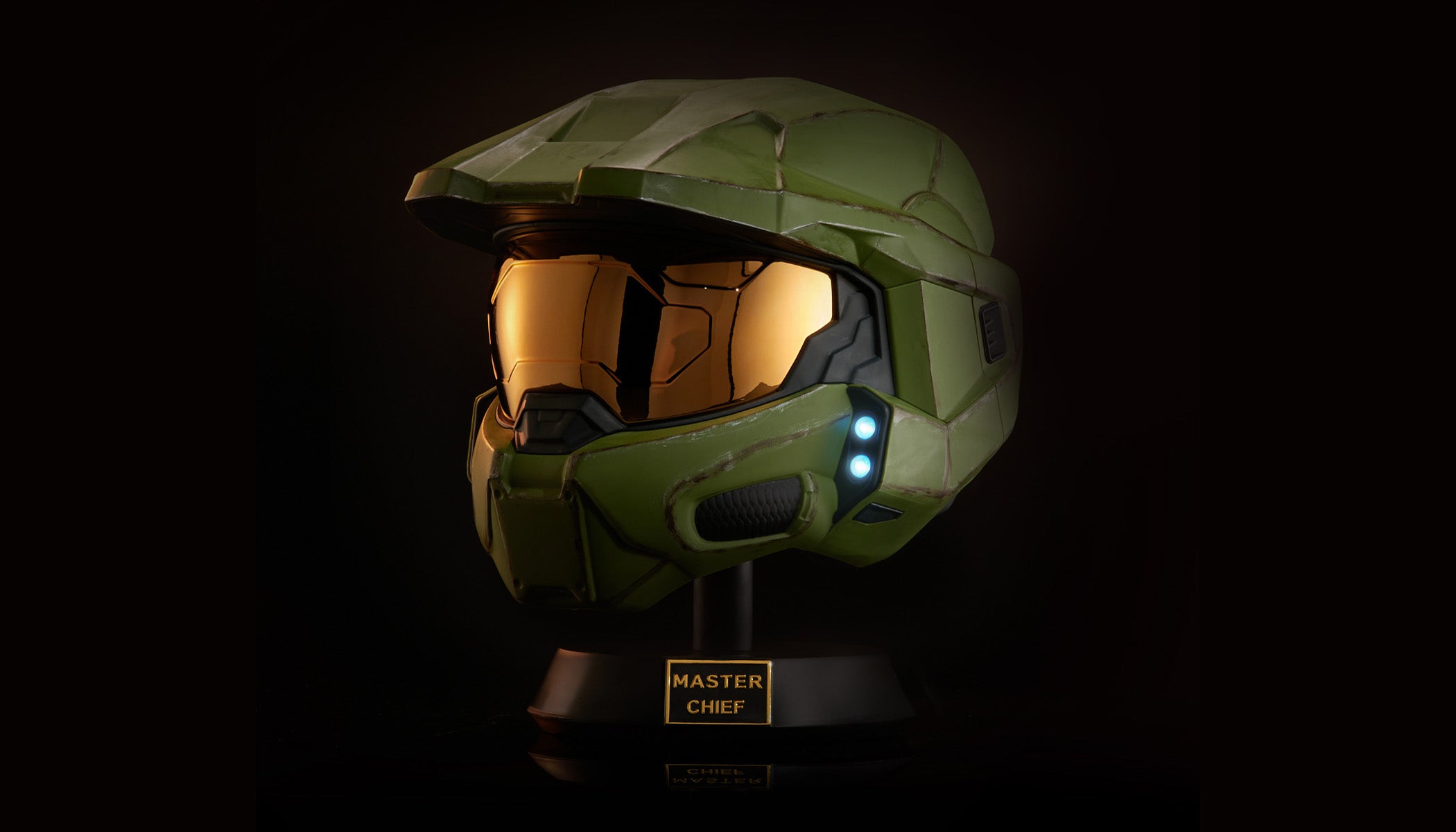 HLW0032-halo-master-chief-helmet-dark-3QR-lights-op-expanded.jpg
