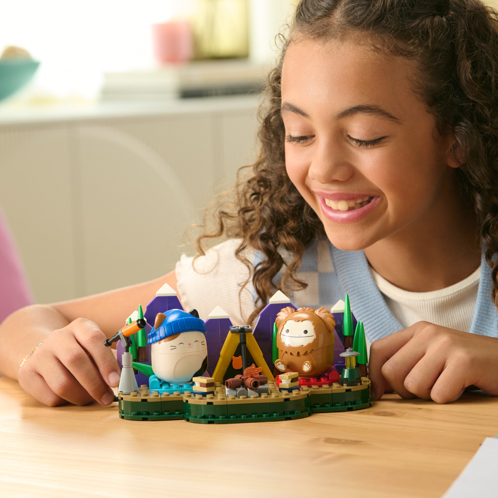JAZWARES-BLDR-Squishmallows-LIFESTYLE5888-1x1_lpr.jpg