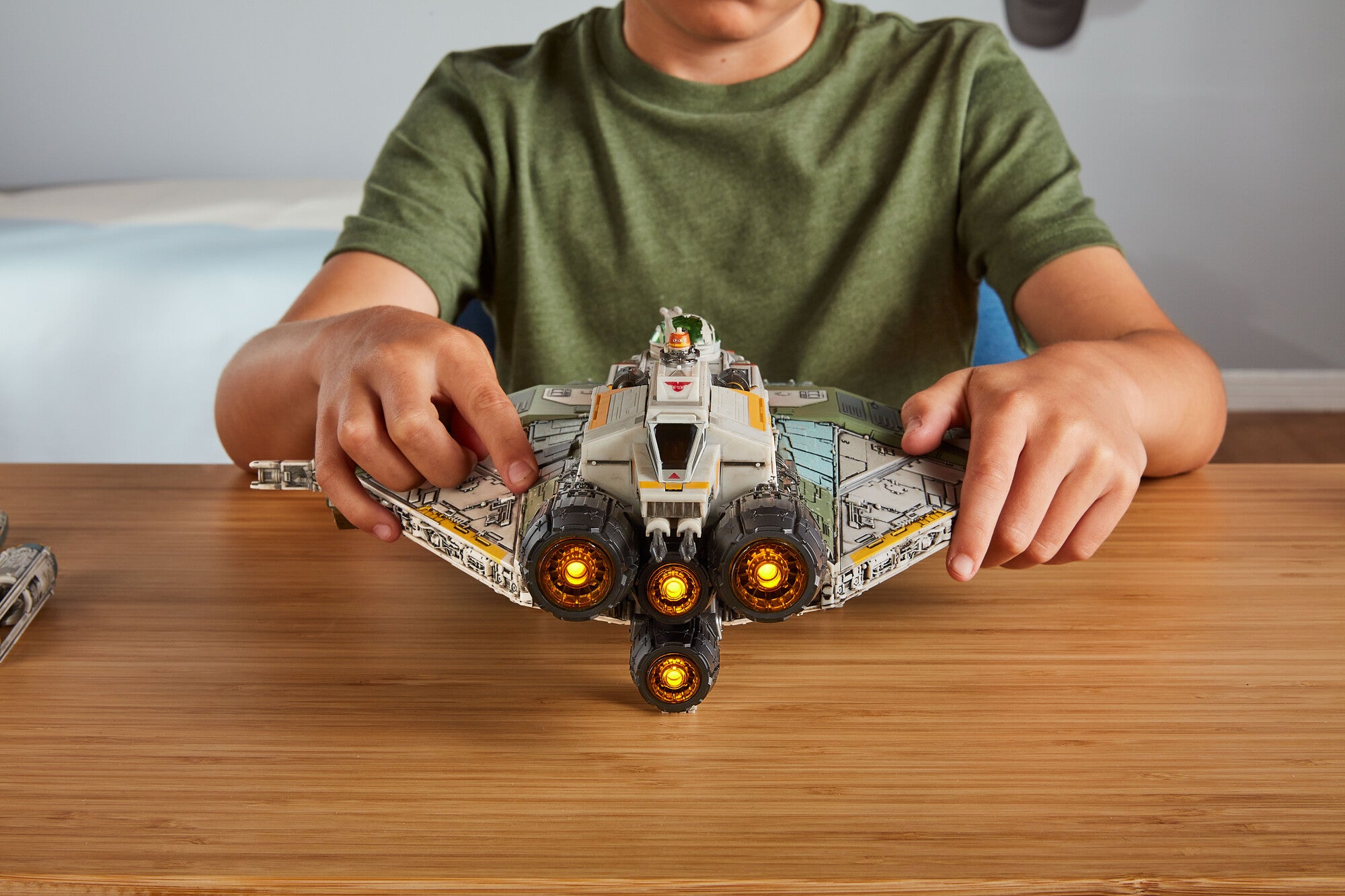 SWJ0357-Star-Wars-The-Amazon-Ghost-1_lpr.jpg